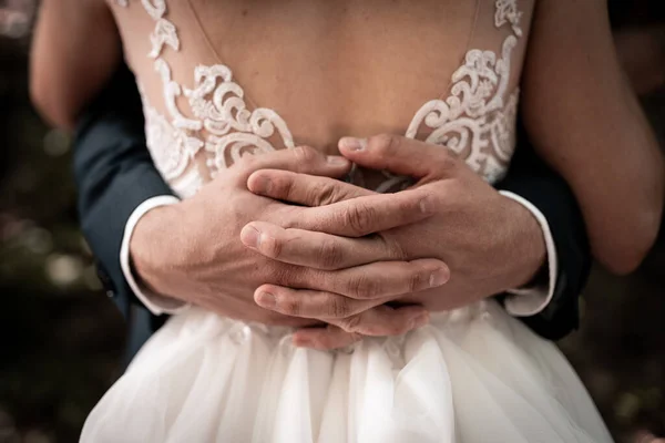День Весілля Наречена Весільній Сукні Тримає Нареченого Навколо Талії Кохання — стокове фото