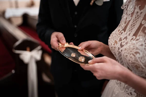 Giorno Del Matrimonio Sposo Sposa Con Fedi Nuziali Giovane Coppia — Foto Stock