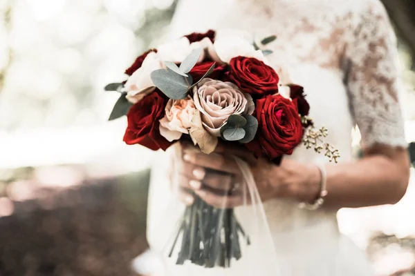 День Весілля Наречена Білому Тримає Красивий Букет Квітів Кохання Шлюб — стокове фото