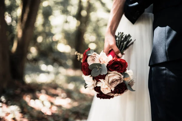 Esküvő Napja Menyasszony Fehér Gazdaság Gyönyörű Csokor Virágok Szerelem Házasság — Stock Fotó