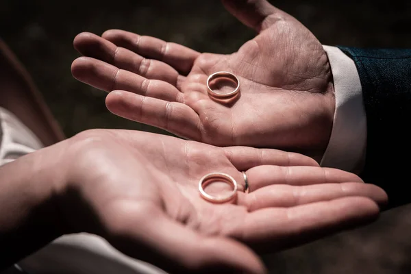 Pareja Joven Sosteniendo Anillos Boda Las Manos Día Boda Amor —  Fotos de Stock