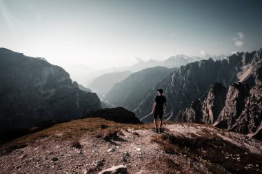 Dostum, çocuk İtalya 'da Dolomites dağlarının ortasında manzara ve muazzam zirvelerle duruyor.. 