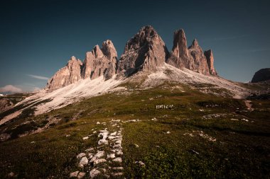 Tre Cime di Lavaredo - Dolomites, İtalya 'daki dağlar güneşli yaz gününde, muhteşem zirveler ve manzara manzarası. 