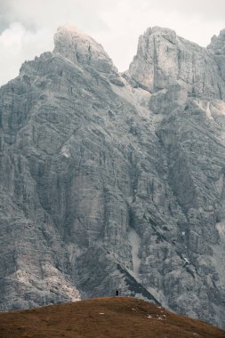 Dolomitler dağları, güzel hava koşullarında inanılmaz zirveler. İnanılmaz yaz doğası ruh hali ve ışık ile. 