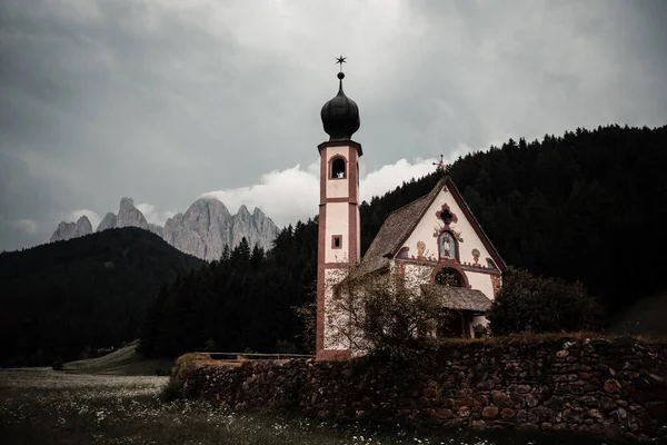 Templom Természet Közepén Dolomitok Kandallójában — Stock Fotó