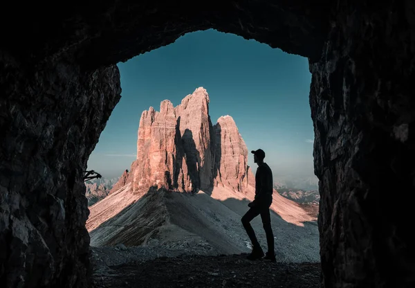 Homem Menino Está Meio Das Montanhas Dolomitas Itália Com Uma — Fotografia de Stock