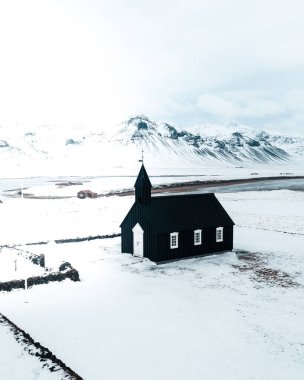 Bekirkja, Snfellsnes Yarımadası, İzlanda, Kara Kilise karlar, donmuş doğa ve dağlarla çevrili