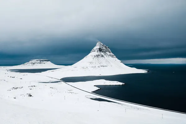 Kirkjufell Góra Kościelna Islandzki Półwysep Snfellsnes Pokryty Śniegiem Zimą Góra — Zdjęcie stockowe