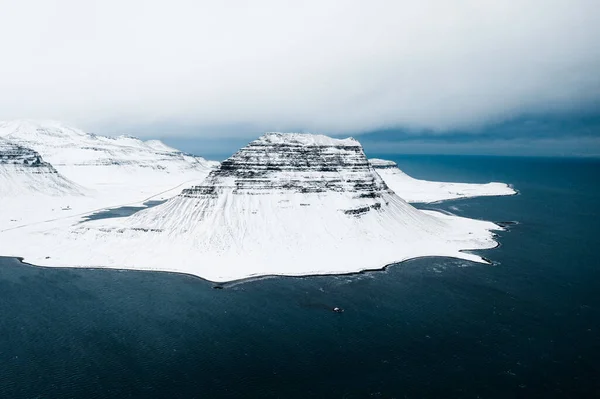 冬の雪に覆われたアイスランドのスネスネス半島 教会の山 カークジュフェル海の上にそびえる山 — ストック写真