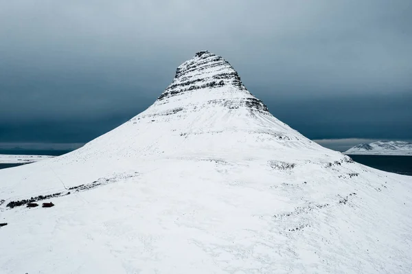 Kirkjufell Church Mountain Izlandi Snfellsnes Félsziget Télen Borítja Egy Hegy — Stock Fotó