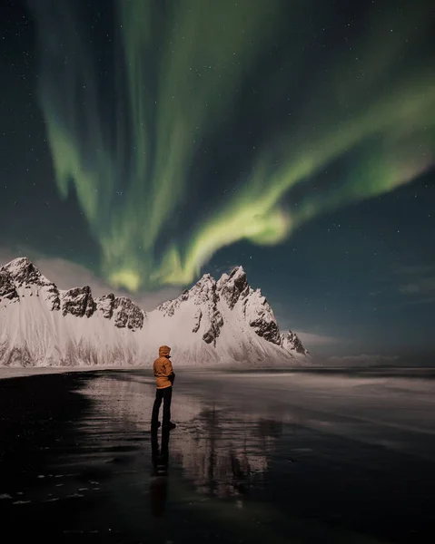 Montanha Vestrahorn Com Aurora Sudeste Islândia Coberta Por Neve Perto — Fotografia de Stock