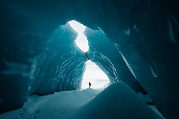 Άτομο Στέκεται Όμορφο Σπήλαιο Πάγου Στο Vatnajkull Παγετώνα Ισλανδία Χειμώνα — Φωτογραφία Αρχείου