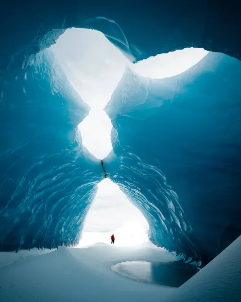 Persona Está Pie Hermosa Cueva Hielo Vatnajkull Glaciar Islandia Invierno —  Fotos de Stock