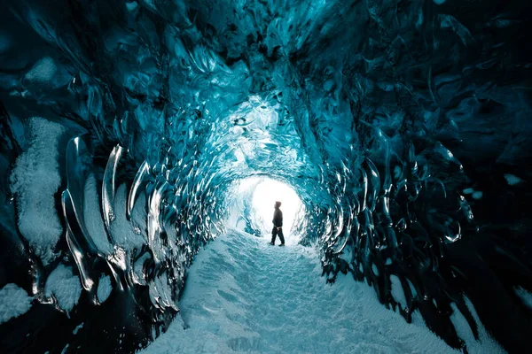 Osoba Stojí Krásné Ledové Jeskyni Ledovci Vatnajkull Island Zimě — Stock fotografie