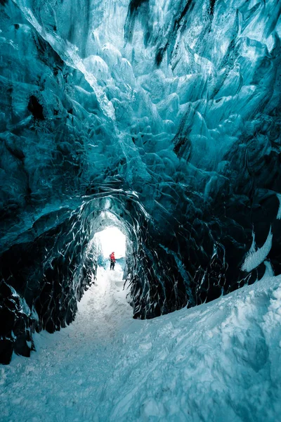 Άτομο Στέκεται Όμορφο Σπήλαιο Πάγου Στο Vatnajkull Παγετώνα Ισλανδία Χειμώνα — Φωτογραφία Αρχείου