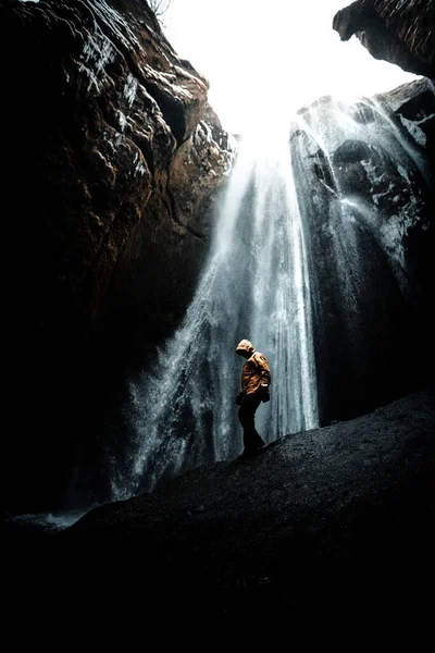 Homens Perto Das Cachoeiras Stunnig Vista Sobre Água Poderosa Islândia — Fotografia de Stock