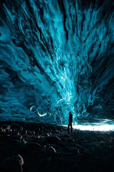 Persona Está Pie Hermosa Cueva Hielo Vatnajkull Glaciar Islandia Invierno — Foto de Stock