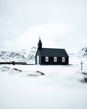 Bekirkja, Snfellsnes Yarımadası, İzlanda, Kara Kilise karlar, donmuş doğa ve dağlarla çevrili