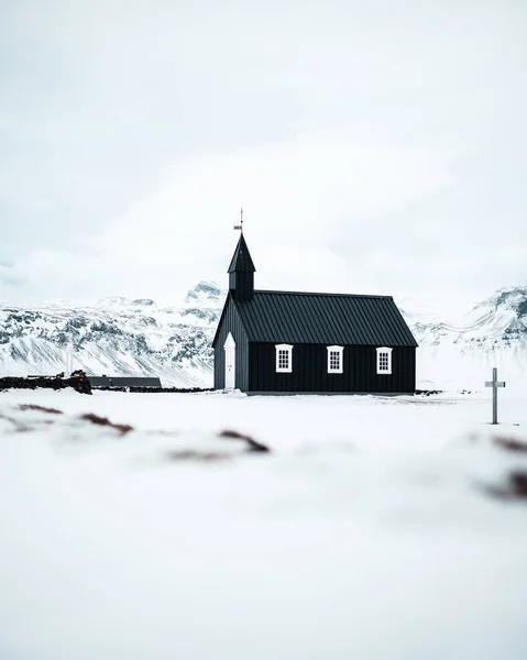 Bekirkja Snfellsnes Yarımadası Zlanda Kara Kilise Karlar Donmuş Doğa Dağlarla — Stok fotoğraf