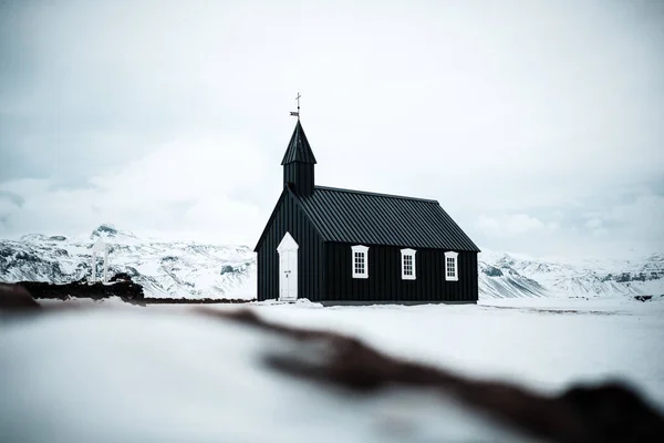 Bekirkja, Snfellsnes Yarımadası, İzlanda, Kara Kilise karlar, donmuş doğa ve dağlarla çevrili