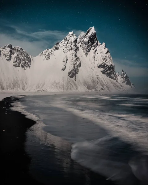 Montanha Vestrahorn Sudeste Islândia Coberta Por Neve Perto Praia Mar — Fotografia de Stock