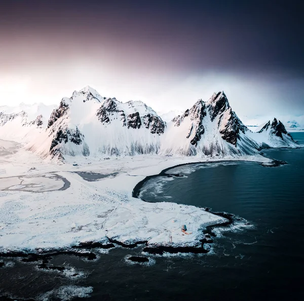 Vestrahorn Vesturhorn Stokksnes Oszałamiające Zamarznięte Wzgórza Pobliżu Plaży Morza Zimie — Zdjęcie stockowe