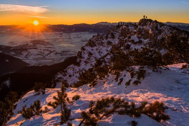 Dağlar güneşle kaplı