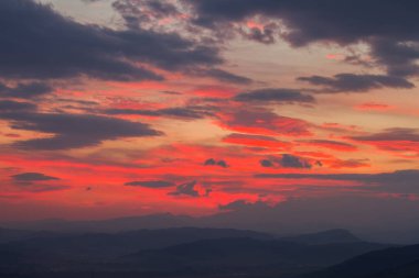 Gün batımında kızıl gökyüzü 