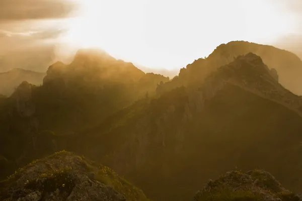 Горы Покрытые Солнцем — стоковое фото