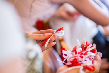 Düğün partisinde düğün kurdelesi 