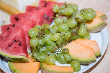 Meyve tabakta, düğün masası