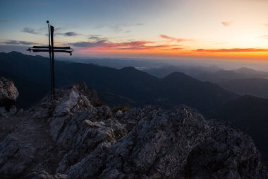 Slovakya Büyük Rozsutec 'in destansı manzarasında, gün batımında dağların tepesinden geçmek