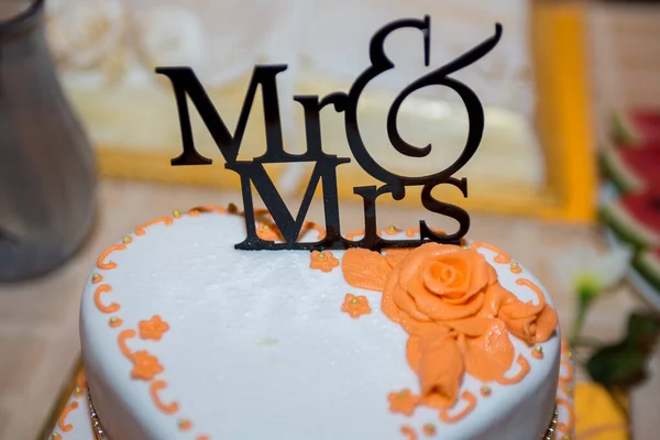 結婚式のケーキの上の氏と夫人 — ストック写真