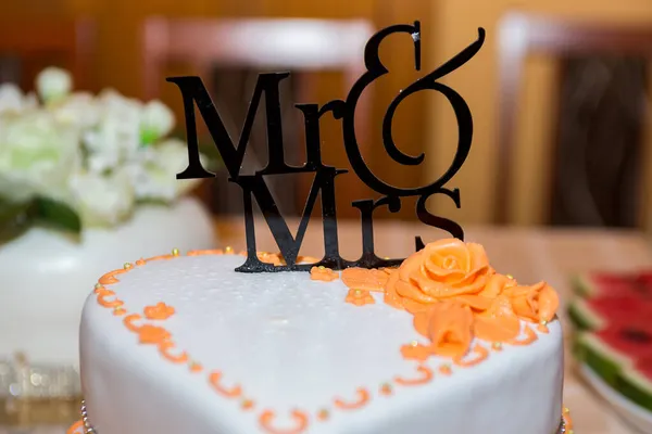 結婚式のケーキの上の氏と夫人 — ストック写真