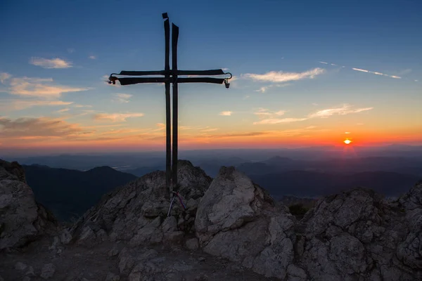 Σταυρός Στην Κορυφή Των Βουνών Κατά Διάρκεια Του Ηλιοβασιλέματος Επικό — Φωτογραφία Αρχείου