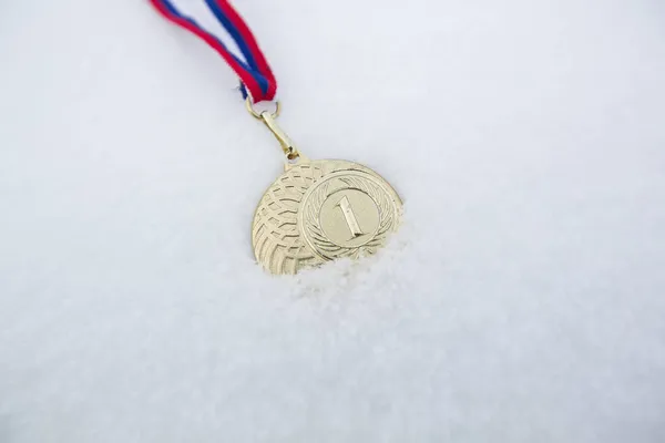 Gouden Medaille Sneeuw Witte Achtergrond Voor Winnaars Winter Games — Stockfoto