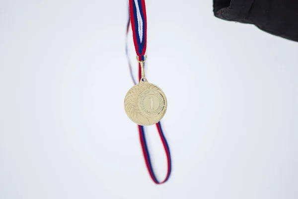 Goldmedaille Schneeweißem Hintergrund Für Sieger Bei Winterspielen — Stockfoto