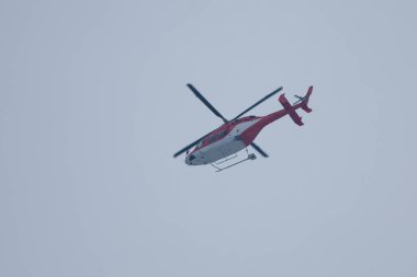 Kurtarma helikopteri havada, haberler ve makaleler için kullanışlı.