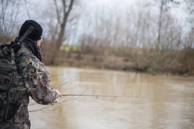 Aktif bir şekilde dönen bir nehirde balık tutmak ve Slovakya 'da büyük bir balığı beklemek.