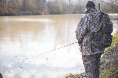 Aktif bir şekilde dönen bir nehirde balık tutmak ve Slovakya 'da büyük bir balığı beklemek.