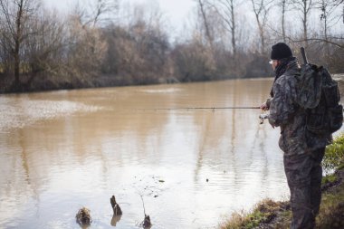 Aktif bir şekilde dönen bir nehirde balık tutmak ve Slovakya 'da büyük bir balığı beklemek.