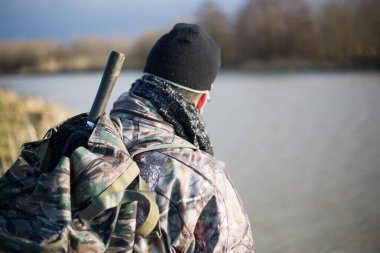 Aktif bir şekilde dönen bir nehirde balık tutmak ve Slovakya 'da büyük bir balığı beklemek.