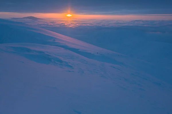 Людина Вершині Гори Під Час Епічного Сходу Сонця Над Хмарами — стокове фото
