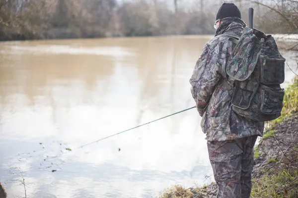 Pêche Sur Une Rivière Avec Filature Style Actif Attente Gros — Photo