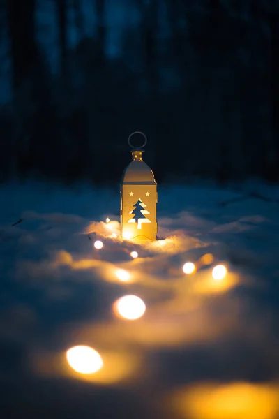 Juletid Hvid Træ Latern Med Lys Midten Sne - Stock-foto