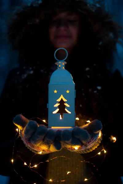 Menina Segurando Uma Lanterna Com Luzes Floresta Durante Inverno Feriados — Fotografia de Stock