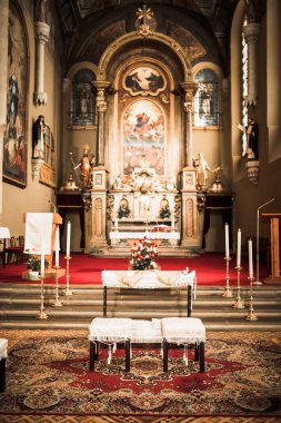 Duvarlarında çizimler olan eski güzel kilise, Slovakya, düğün töreni.