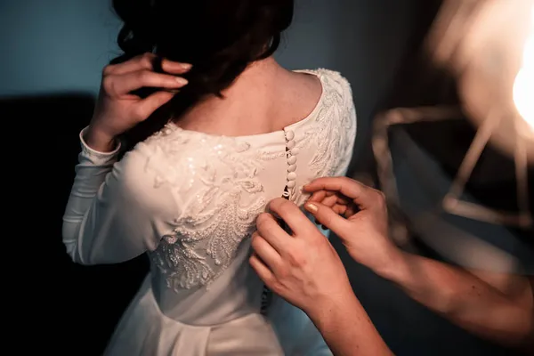 Příprava Svatební Den Oblékání Nevěsty Krásné Svatební Šaty — Stock fotografie