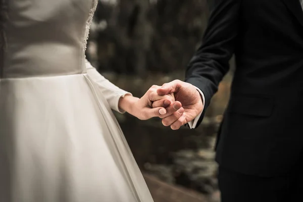 Pareja Joven Iglesia Tomados Mano Con Anillos Durante Ceremonia Boda —  Fotos de Stock