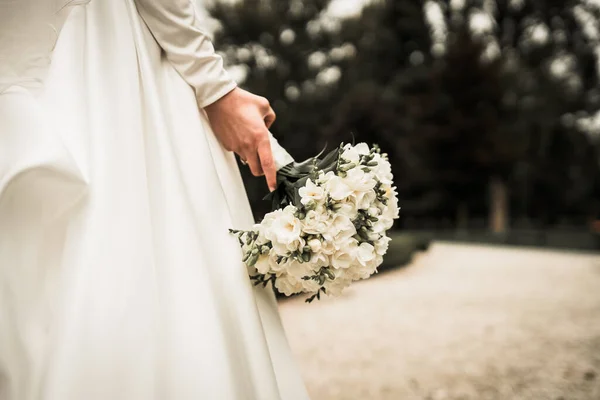 Bride Holding Beautiful White Bouquet Her Hand — Stock Photo, Image